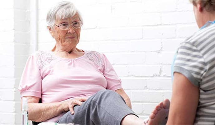 10 Tips Menjaga Kesehatan Kaki bagi Lansia